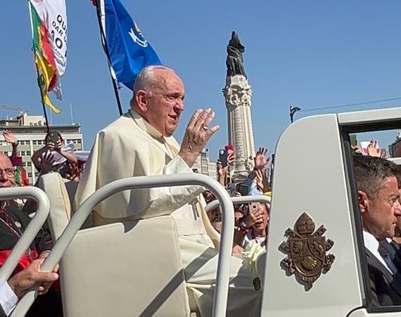 Passagem do Papa Francisco no papamóvel, captada pelo grupo de jovens Esquema Zero