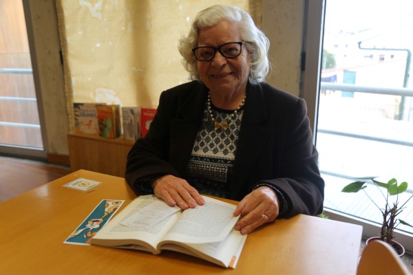 Aos 87 anos, Eldomira de Sousa desloca-se praticamente todos os dias à biblioteca