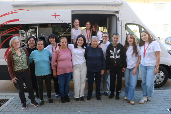 Utentes e equipa da Cruz Vermelha numa sessão da CCIDG em Longos ©RFX